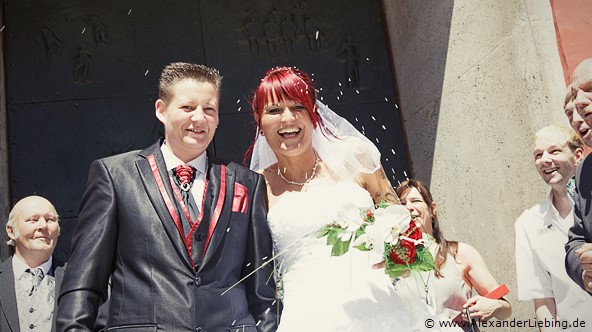 Hochzeit - Begrüßung, Sektempfang und Spielereien Hochzeitsfotograf Standesamt Greifswald - Reis für das Brautpaar