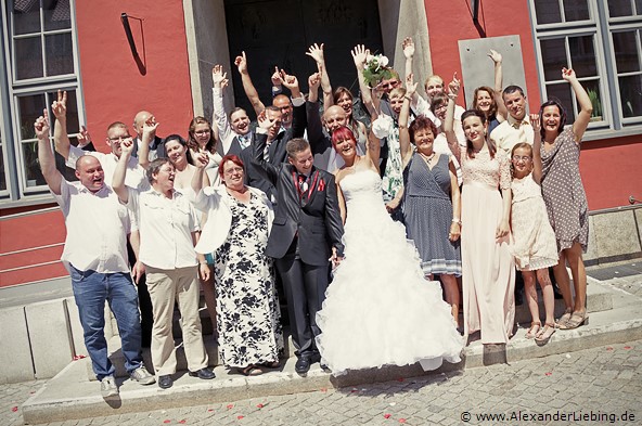 Hochzeit - Gruppenfoto Hochzeitsfotograf Standesamt Greifswald - hoch die Hände beim Gruppenfoto