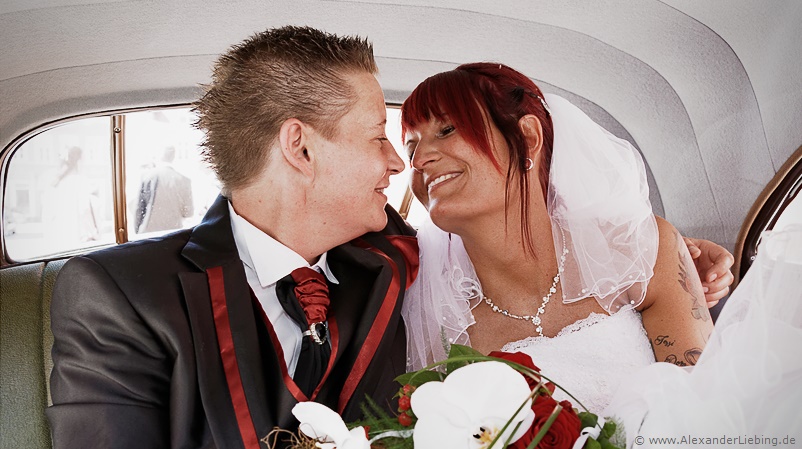 Hochzeit - Brautpaar Hochzeitsfotograf Standesamt Greifswald - ein Kuss im Hochzeitsauto