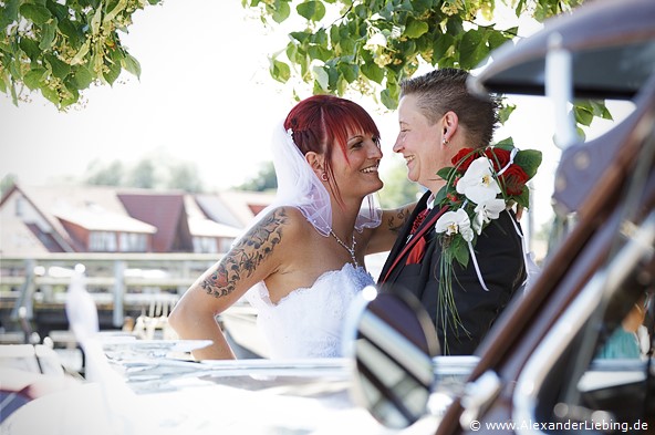 Hochzeit - Brautpaar Hochzeitsfotograf Standesamt Greifswald - Bräute schauen sich verliebt an