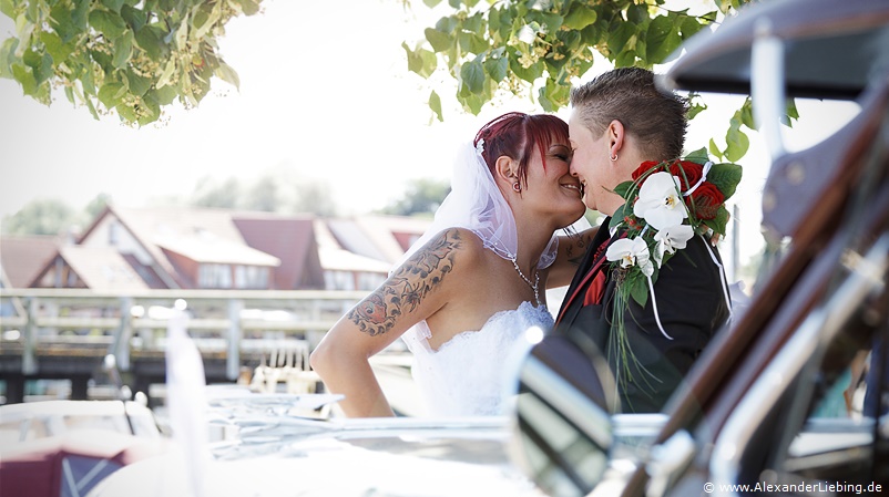Hochzeit - Brautpaar Hochzeitsfotograf Standesamt Greifswald - Ein Kuss für die Braut