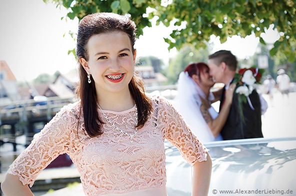 Hochzeit - Brautpaar Hochzeitsfotograf Standesamt Greifswald - Mädchen lächelt in Kamera