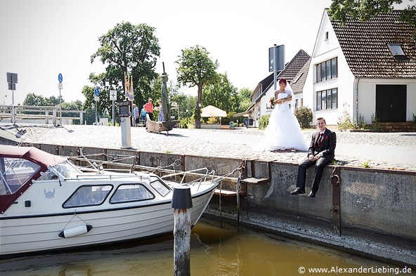Hochzeit - Brautpaar Hochzeitsfotograf Standesamt Greifswald - kleine Pause am Hafen