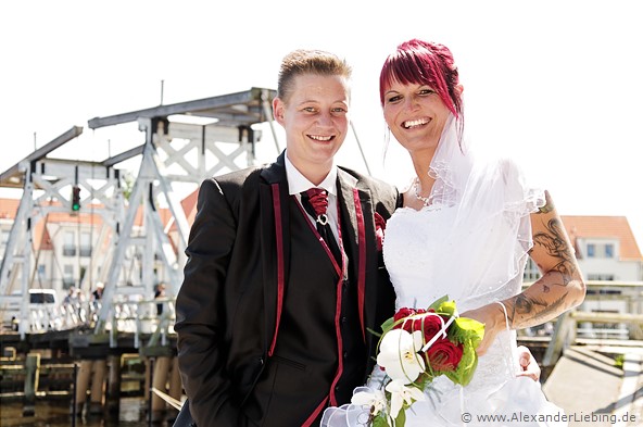 Hochzeit - Brautpaar Hochzeitsfotograf Standesamt Greifswald - beide Bräute lächeln in Kamera