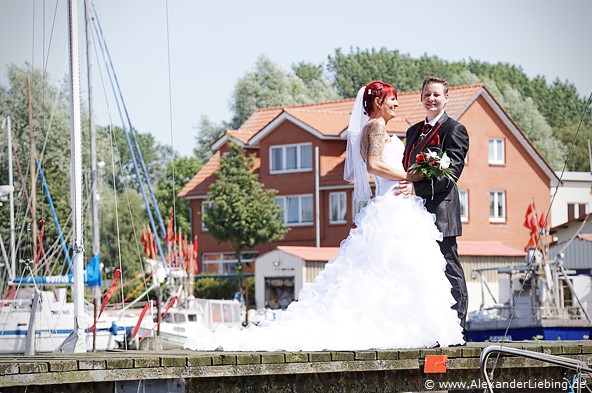 Hochzeit - Brautpaar Hochzeitsfotograf Standesamt Greifswald - Brautpaar auf Bootsteg