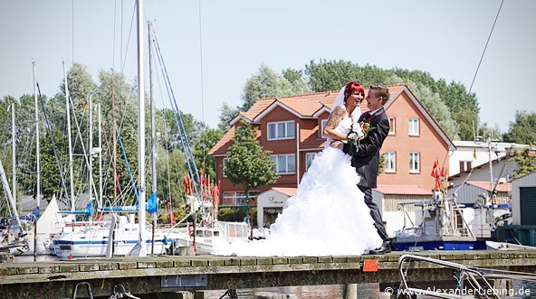 Hochzeit - Brautpaar Hochzeitsfotograf Standesamt Greifswald - Lachen nicht vergessen