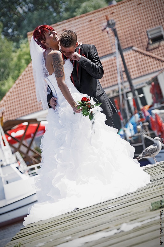 Hochzeit - Brautpaar Hochzeitsfotograf Standesamt Greifswald - mal gucken ob noch alles da ist