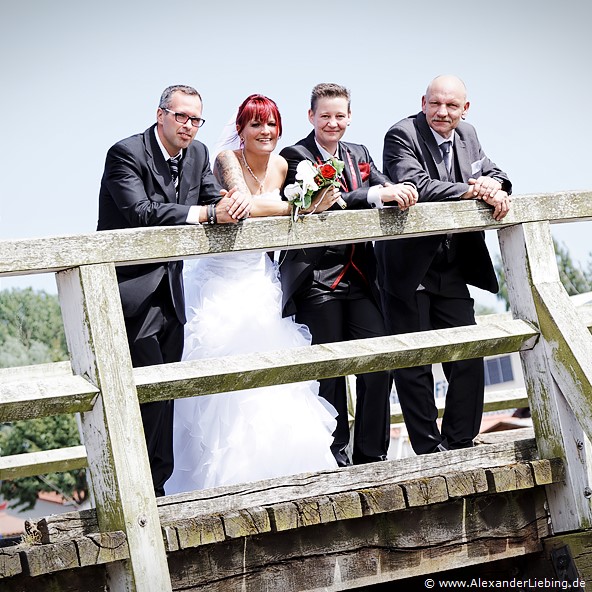 Hochzeit - Brautpaar Hochzeitsfotograf Standesamt Greifswald - alle gucken in die Kamera