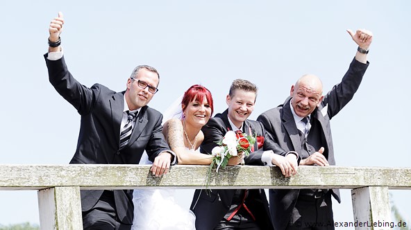 Hochzeit - Brautpaar Hochzeitsfotograf Standesamt Greifswald - Daumen hoch