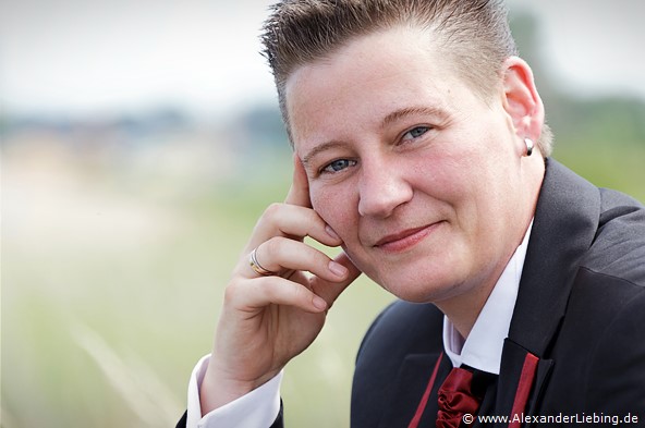 Hochzeit - Brautpaar Hochzeitsfotograf Standesamt Greifswald - Nahaufnahme von Braut