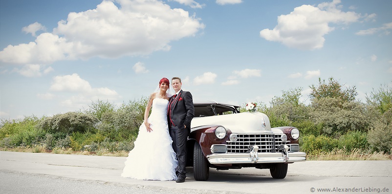 Hochzeitsfotograf Standesamt Greifswald - Brautpaar mit Hochzeitsauto