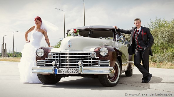 Hochzeit - Brautpaar Hochzeitsfotograf Standesamt Greifswald - coole Pose am Hochzeitsauto