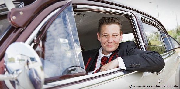 Hochzeit - Brautpaar Hochzeitsfotograf Standesamt Greifswald - Braut lehnt sich aus Hochzeitswagen