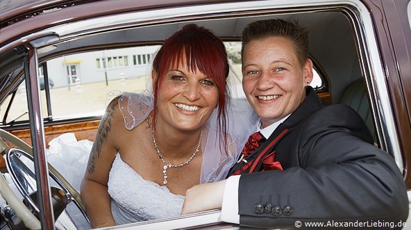 Hochzeit - Brautpaar Hochzeitsfotograf Standesamt Greifswald - beide Bräute gucken aus dem Auto