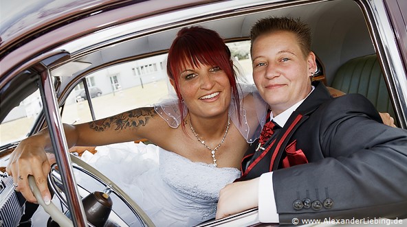 Hochzeit - Brautpaar Hochzeitsfotograf Standesamt Greifswald - cooles Foto im Auto