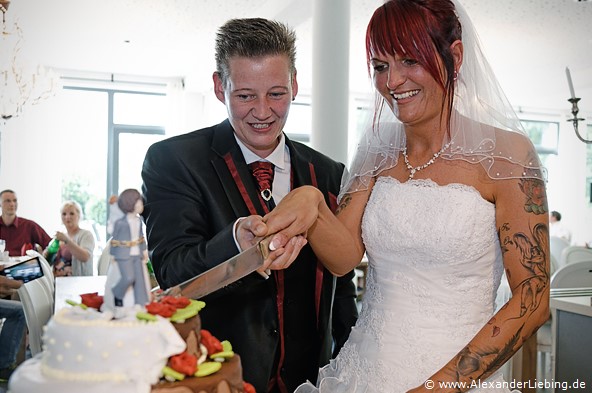 Hochzeit - Hochzeitsfeier Hochzeitsfotograf Standesamt Greifswald - Anschneiden der Torte