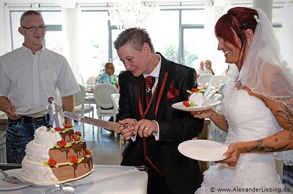 Hochzeit - Hochzeitsfeier Hochzeitsfotograf Standesamt Greifswald - jeder will ein Stück Torte