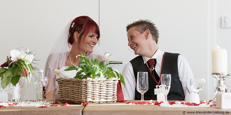 Hochzeit - Hochzeitsfeier Hochzeitsfotograf Standesamt Greifswald - ein lustiger Augenblick