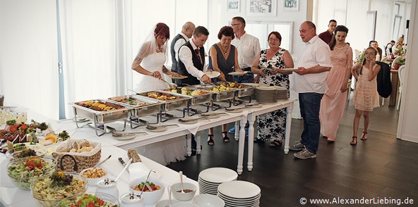 Hochzeit - Hochzeitsfeier Hochzeitsfotograf Standesamt Greifswald - das Buffet ist eröffnet
