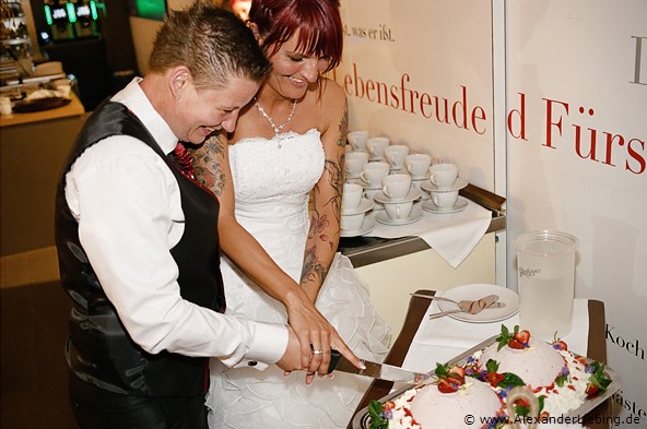 Hochzeit - Hochzeitsfeier Hochzeitsfotograf Standesamt Greifswald - die nächste Torte wird angeschnitten
