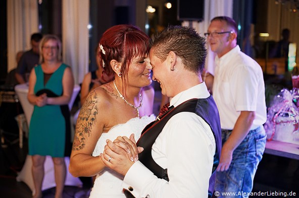Hochzeit - Hochzeitsfeier Hochzeitsfotograf Standesamt Greifswald - eine heiße Sohle auf dem Parkett