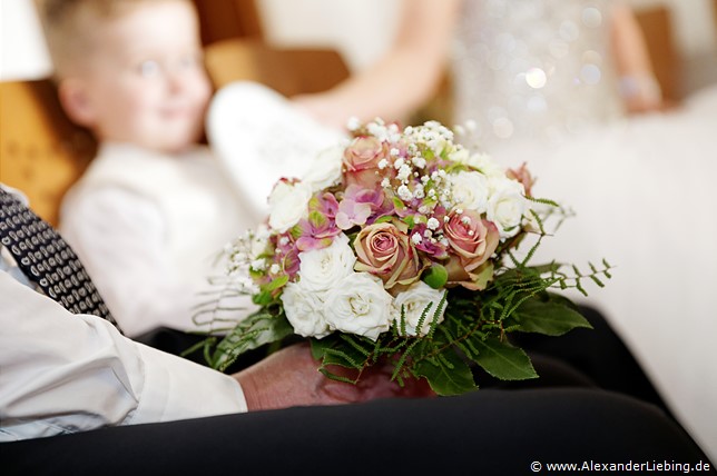 Hochzeit - kurz vor der Trauung Hochzeitsfotograf Standesamt Magdeburg / Gartenhaus im Stadtpark - Brautstrauß