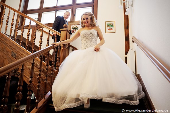 Hochzeit - kurz vor der Trauung Hochzeitsfotograf Standesamt Magdeburg / Gartenhaus im Stadtpark - Braut kommt Trepppe runter