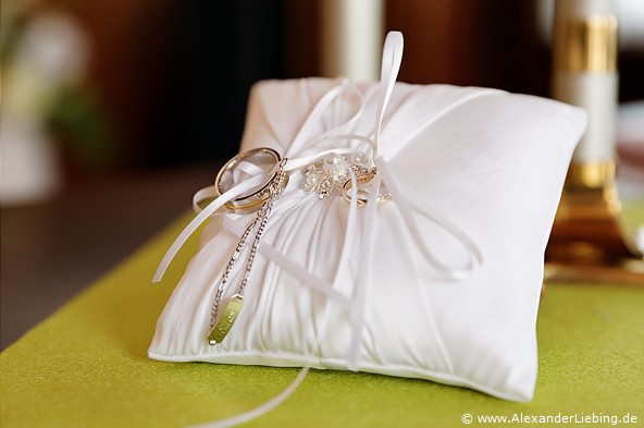 Hochzeit - kurz vor der Trauung Hochzeitsfotograf Standesamt Magdeburg / Gartenhaus im Stadtpark - Ringkissen mit Ringen und Armband
