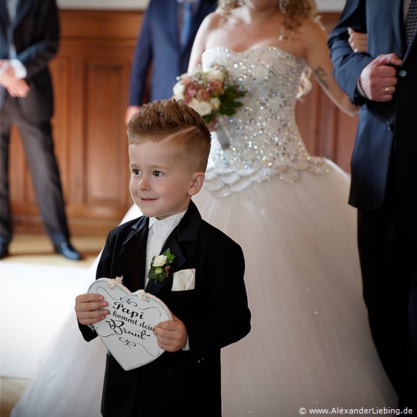 Hochzeitsfotograf Standesamt Magdeburg / Gartenhaus im Stadtpark - kleiner Sohn hält Schild in der Hand