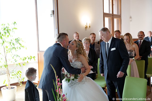 Hochzeit - standesamtliche Trauung Hochzeitsfotograf Standesamt Magdeburg / Gartenhaus im Stadtpark - Bräutigam begrüßt Braut