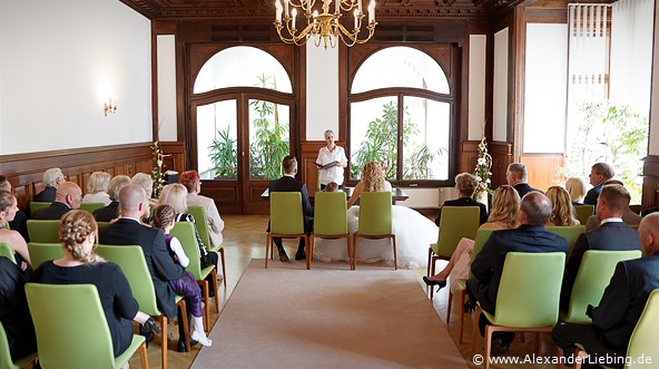 Hochzeit - standesamtliche Trauung Hochzeitsfotograf Standesamt Magdeburg / Gartenhaus im Stadtpark - alle sind im Trauzimmer versammelt