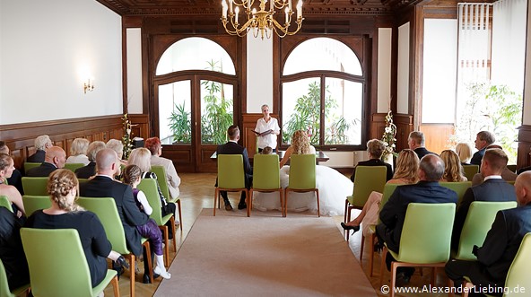 Hochzeitsfotograf Standesamt Magdeburg / Gartenhaus im Stadtpark - alle sind im Trauzimmer versammelt