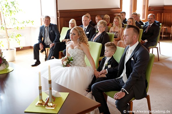 Hochzeit - standesamtliche Trauung Hochzeitsfotograf Standesamt Magdeburg / Gartenhaus im Stadtpark - ein gespanntes Brautpaar