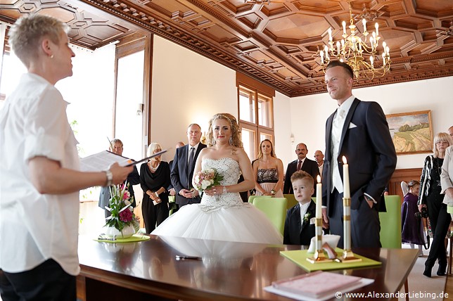 Hochzeit - standesamtliche Trauung Hochzeitsfotograf Standesamt Magdeburg / Gartenhaus im Stadtpark - bitte aufstehen