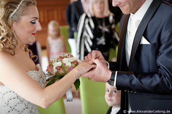 Hochzeit - standesamtliche Trauung Hochzeitsfotograf Standesamt Magdeburg / Gartenhaus im Stadtpark - ein Ring für die Braut