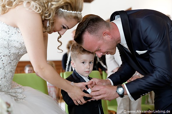 Hochzeit - standesamtliche Trauung Hochzeitsfotograf Standesamt Magdeburg / Gartenhaus im Stadtpark - Junge bekommt Armband