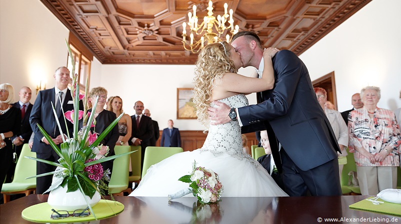 Hochzeitsfotograf Standesamt Magdeburg / Gartenhaus im Stadtpark - Hochzeitskuss