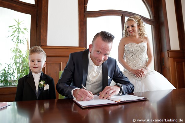 Hochzeit - standesamtliche Trauung Hochzeitsfotograf Standesamt Magdeburg / Gartenhaus im Stadtpark - eine Unterschrift bitte