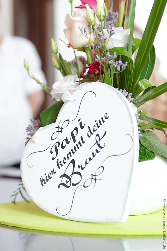 Hochzeitsfotograf Standesamt Magdeburg / Gartenhaus im Stadtpark - das Herz am Blumenstrauß