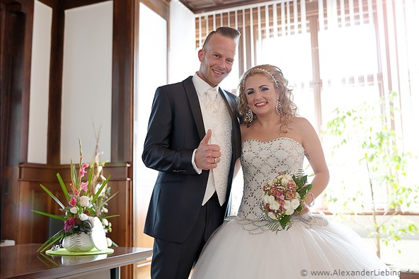 Hochzeit - Begrüßung, Sektempfang und Spielereien Hochzeitsfotograf Standesamt Magdeburg / Gartenhaus im Stadtpark - ein glückliches Ehepaar