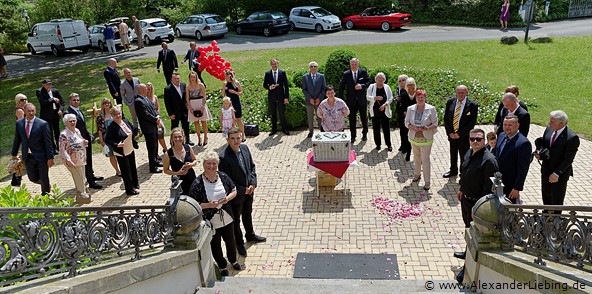 Hochzeit - Begrüßung, Sektempfang und Spielereien Hochzeitsfotograf Standesamt Magdeburg / Gartenhaus im Stadtpark - draußen warten die Gäste
