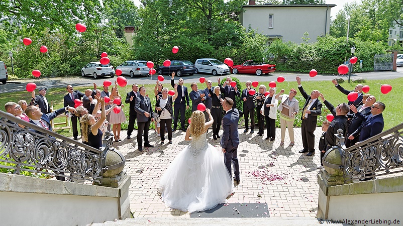 Hochzeit - Begrüßung, Sektempfang und Spielereien Hochzeitsfotograf Standesamt Magdeburg / Gartenhaus im Stadtpark - ein Luftballon für jeden