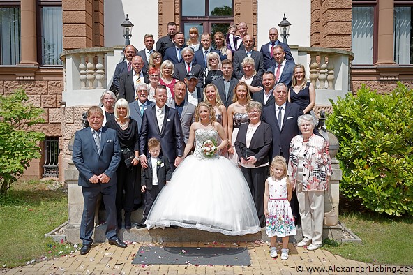 Hochzeit - Gruppenfoto Hochzeitsfotograf Standesamt Magdeburg / Gartenhaus im Stadtpark - hochzeitsgesellschaft vor Standesamt