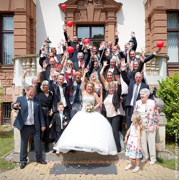 Hochzeit - Gruppenfoto Hochzeitsfotograf Standesamt Magdeburg / Gartenhaus im Stadtpark - Gruppenfoto