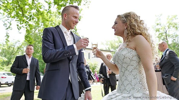 Hochzeit - Begrüßung, Sektempfang und Spielereien Hochzeitsfotograf Standesamt Magdeburg / Gartenhaus im Stadtpark - angestoßen wird mit einem Glas Sekt