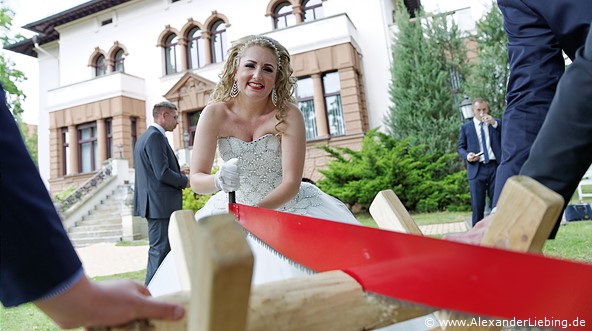 Hochzeit - Begrüßung, Sektempfang und Spielereien Hochzeitsfotograf Standesamt Magdeburg / Gartenhaus im Stadtpark - eine starke Braut