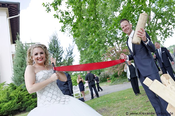 Hochzeit - Begrüßung, Sektempfang und Spielereien Hochzeitsfotograf Standesamt Magdeburg / Gartenhaus im Stadtpark - gemeinsam geht alles