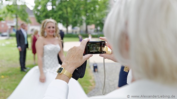 Hochzeitsfotograf Standesamt Magdeburg / Gartenhaus im Stadtpark - ein Foto von der Braut