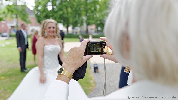 Hochzeit - Begrüßung, Sektempfang und Spielereien Hochzeitsfotograf Standesamt Magdeburg / Gartenhaus im Stadtpark - ein Foto von der Braut