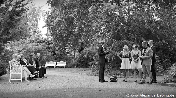 Hochzeitsfotograf Standesamt Magdeburg / Gartenhaus im Stadtpark - kleine Pause